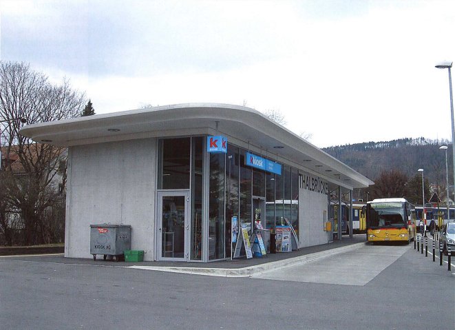 [Haltestelle Thalbrücke mit Kiosk und idealem Umsteigeort Bahn/Bus.]